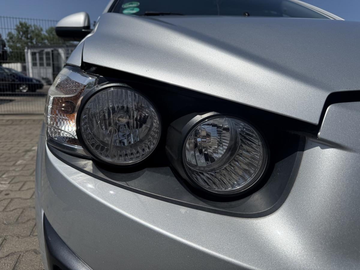 Chevrolet Aveo 2 original Scheinwerfer vorn rechts Halogen tiefer Kratzer mittig Bj.2013